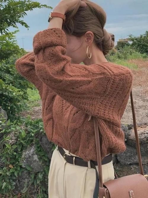 毛衣怎么穿才不显“平庸”？教你四个搭配公式，既时髦又实用