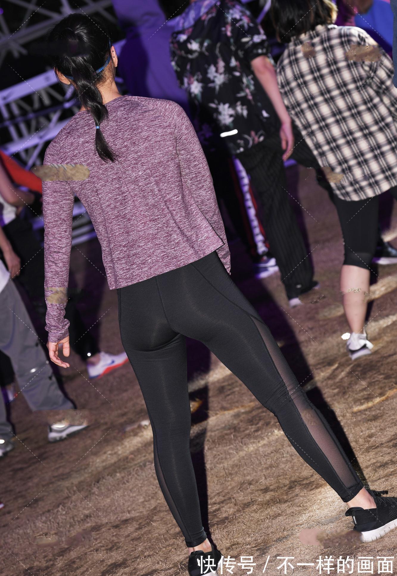运动装|黑色紧身瑜伽裤搭配灰紫色上衣,低调性感,休闲舒适的运动装
