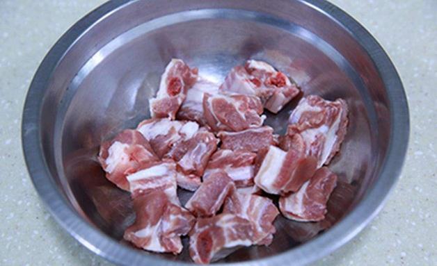 炖排骨汤，加冷水炖还是加热水炖？很多人常做错，难怪汤不鲜