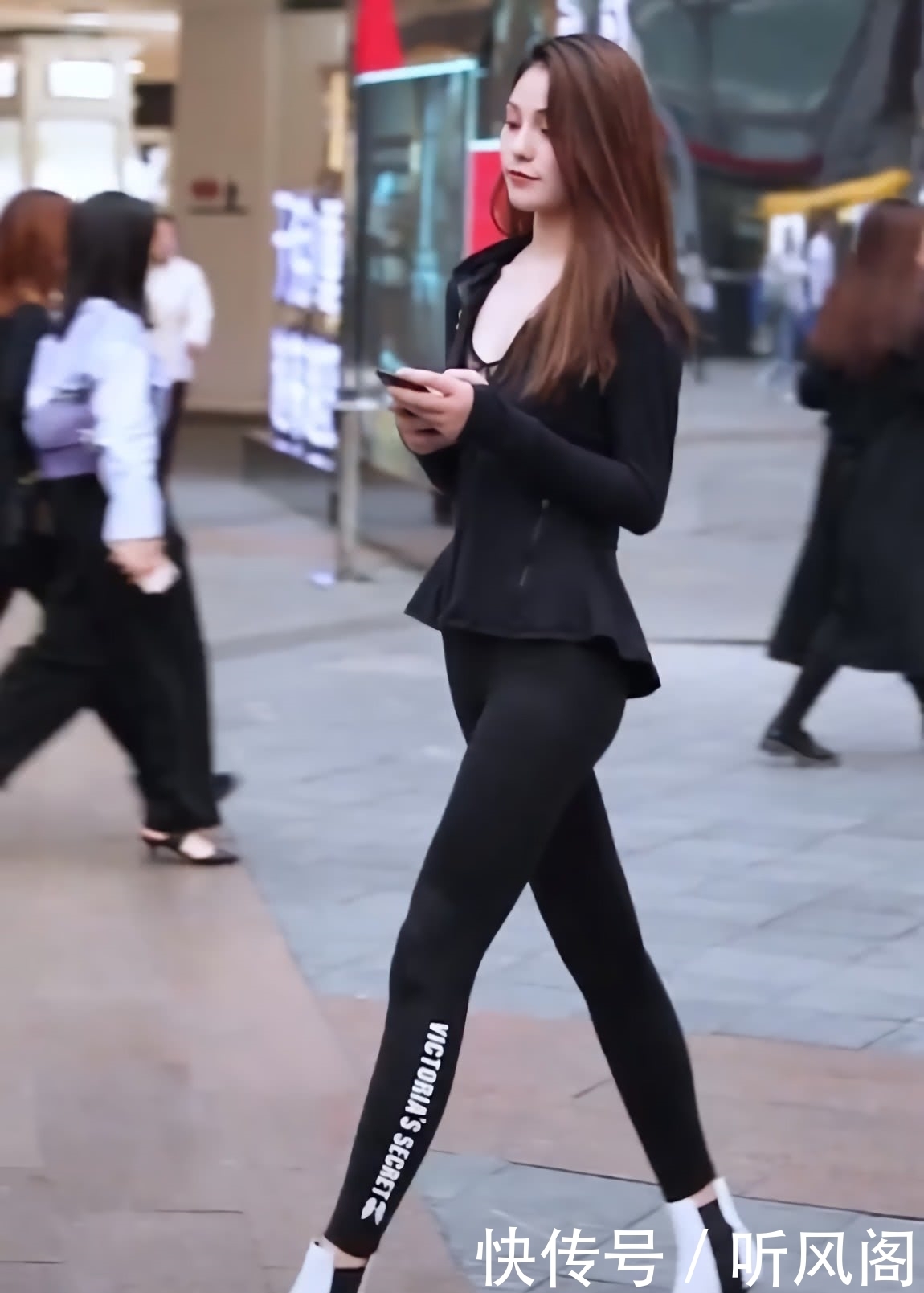 铅笔|小姐姐好任性,踩着两根“吸管”走路,却不小心火了“铅笔腿”!