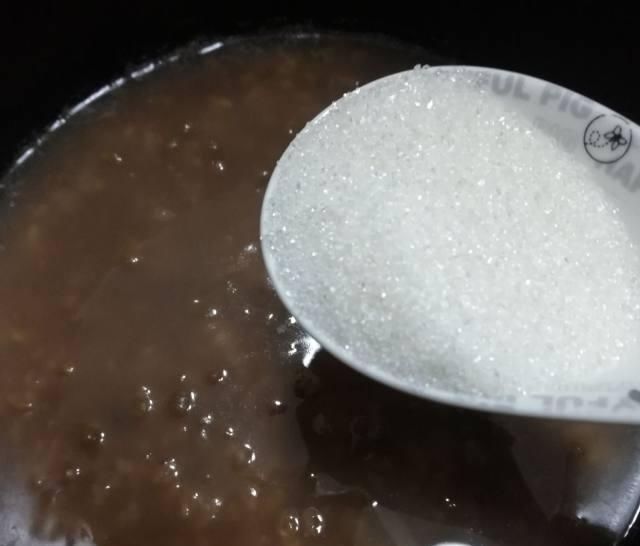 加了绿豆的糯米粥,糯糯香香的,很适合宝宝吃哦