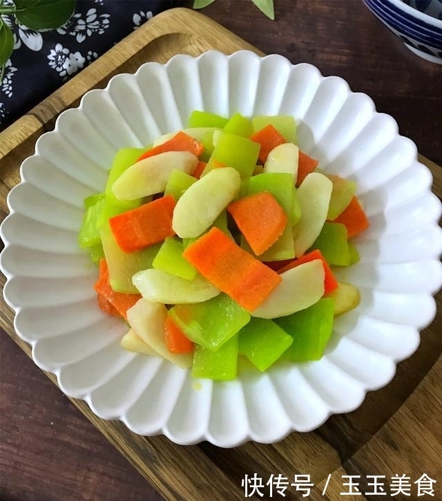 5分钟快手菜,三样素菜放一起,简单一炒,比大鱼大肉还好吃!