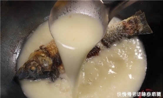 鲫鱼汤最营养的做法,教你一招,汤白如牛奶,比鸡蛋汤又鲜又美味