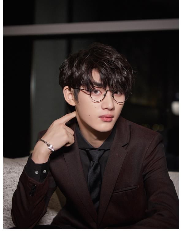 王一博|丁程鑫、王一博無證件，成湖南節目常駐主持，對比之下王源太清醒