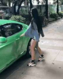 |搞笑GIF:当空姐也不容易啊,下班后没想到是这样子呢