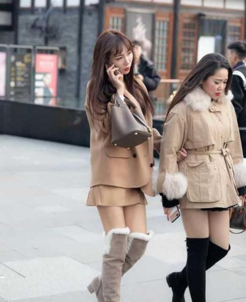 小姐姐|街拍天生丽质的小姐姐,一条一字肩连衣裙,时尚魅力风采