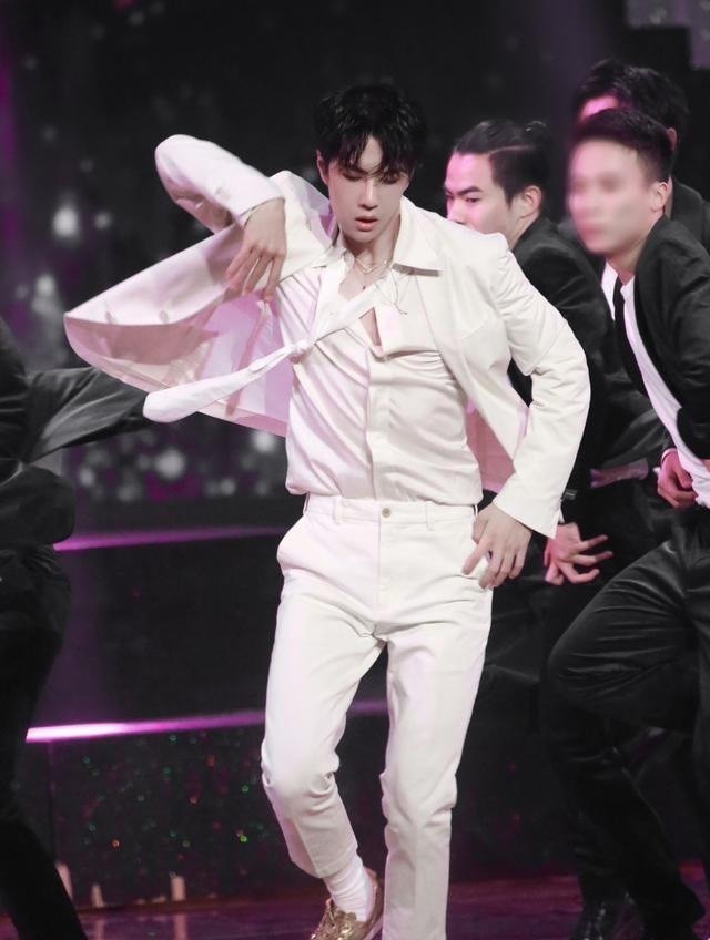 这就是街舞3|王一博跳舞也可以很柔美,舞蹈《散落的华服》,就是最好的证明