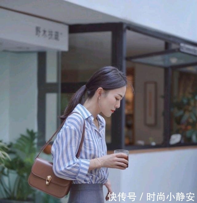优雅 成熟女人的早秋穿搭如何搭配?可以选择简约款,呈现出优雅大方