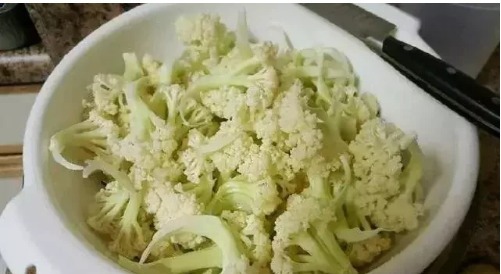 炒花菜时,万万别直接下油锅!多加“1步”,花菜又香又脆