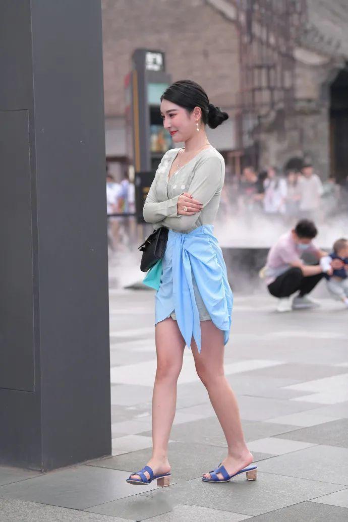 连衣裙 街拍美女:灰色V领连衣裙,清新靓丽尽显温柔气息,美的时尚大方