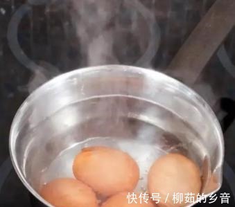 煮鸡蛋冷水、热水下锅都不对,牢记这3点,鸡蛋轻轻一碰就脱壳!