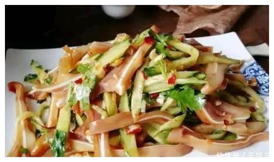 美食精选:香辣排骨,猪耳拌瓜丝,老坛辣椒肉炒肉,香菇焖鸡腿的做法