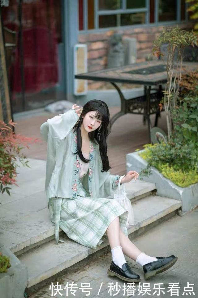 最近流行一种穿法,叫“一半汉服,一半JK”,精致又优雅,太吸睛