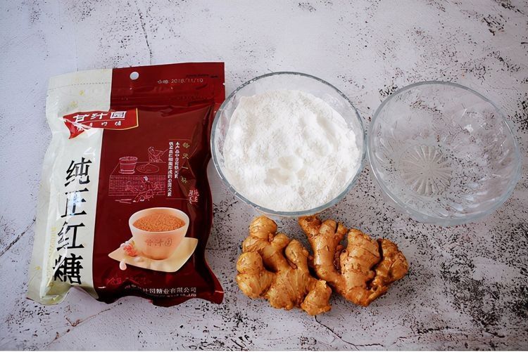 最近降温，自己在家做一份红糖姜汁小丸子，暖胃还暖心
