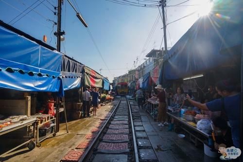 世界上最危险的市场，每天过8趟火车，却被游客当成旅游胜地