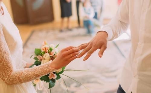 女士戒指戴法含义指什么？胡乱戴，容易引发误会