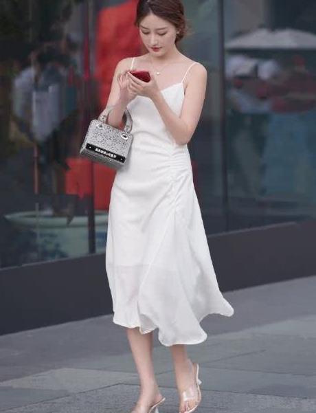 背心 天选的女神,穿这么贴身的背心太迷人了