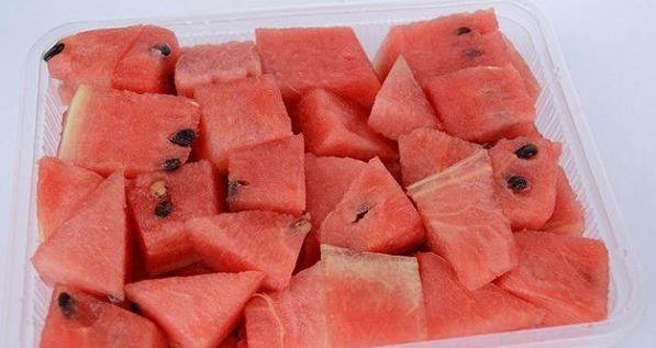 4种水果看起来新鲜又便宜，但最好不要买来吃，当心伤害身体