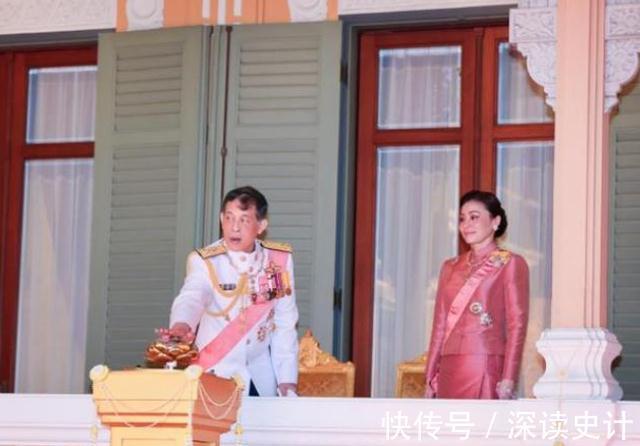 诗妮娜#69岁泰王帮衬贵妃,苏提达珍珠耳环黯淡无光,诗妮娜佩戴珠宝首饰