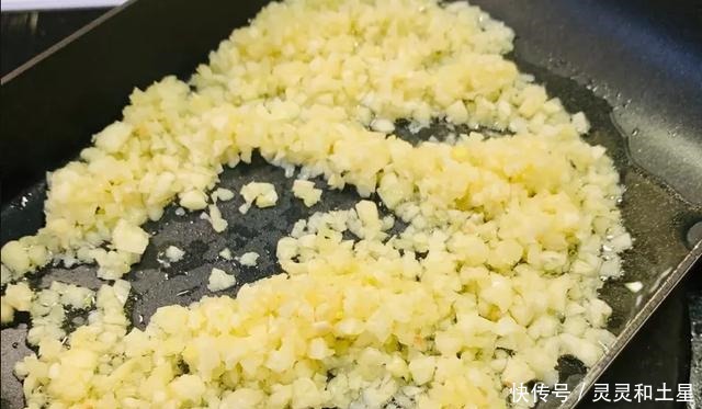 新春家常菜系列,大叔教你蒜蓉蒸虾粉丝,香气扑鼻,简单易学~