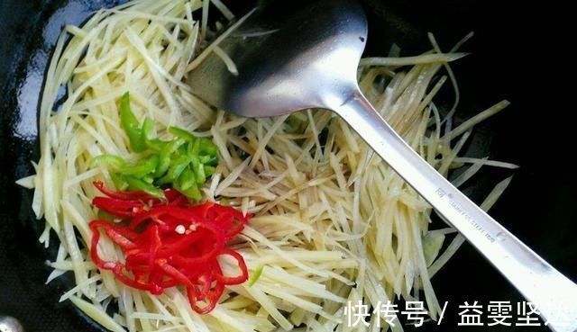 陈醋|炒土豆丝之前，多加两步，土豆丝又香又脆，大厨都这么炒