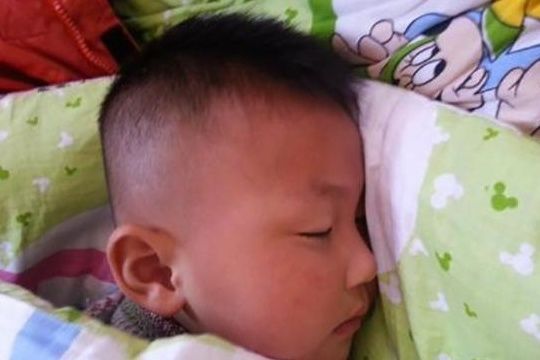 宝妈|天气寒冷,孩子晚上睡觉若出现这3种“情况”,宝妈要及时加被子