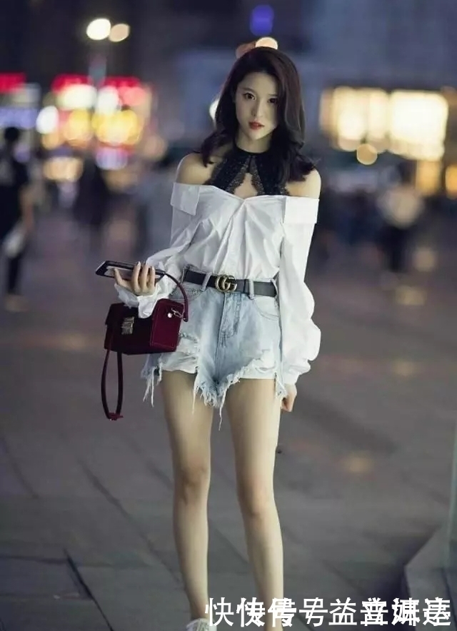 小姐姐|街拍 图3小姐姐抹胸超短裙,长发披肩婉如美丽性感的公主