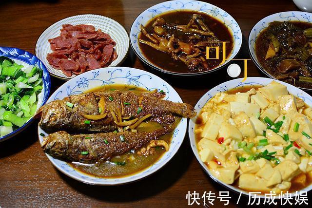 周末晚餐有六个菜,虽然两个是中午剩菜,大家都还抢着吃