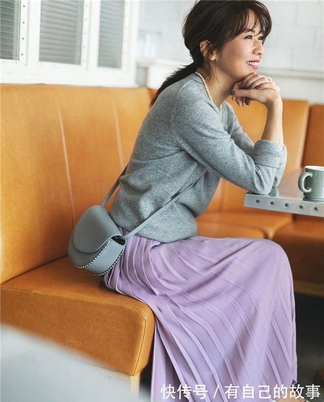 浅蓝色 中年女人学穿搭,颜色切忌“花里胡哨”,建议选择这3种简约配色!