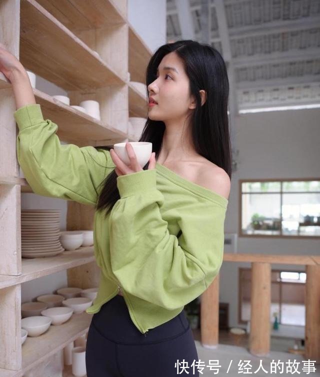 成熟期 小妹妹穿着瑜伽裤,青春减龄的打扮,看上去充满活力!