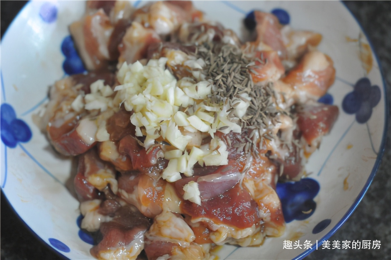 我家五花肉从不红烧，淋一勺酱油，不炒也不炖，一大盘不够吃！