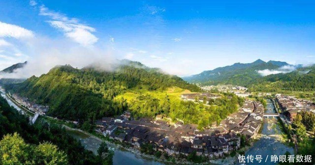 国内最神奇的一条街：三省共有一条街，建筑风格独特景色绝美