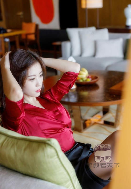 美女穿搭:小姐姐爱穿红色休闲衬衫配紧身黑色开叉裙,性感妩媚,熟女风超吸引人!