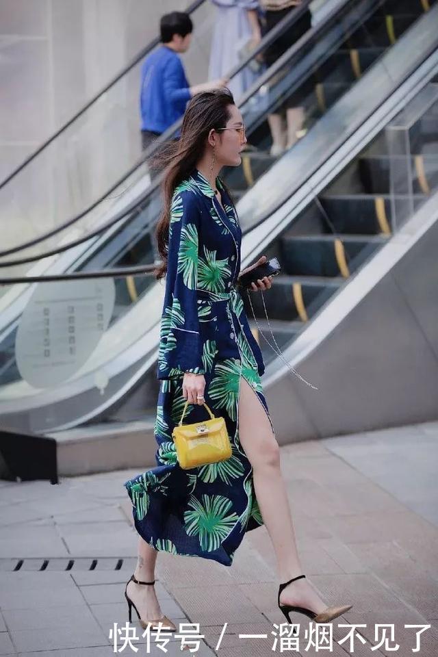 粉色修身连衣裙搭配高跟凉鞋,温婉柔顺,淑丽姣好