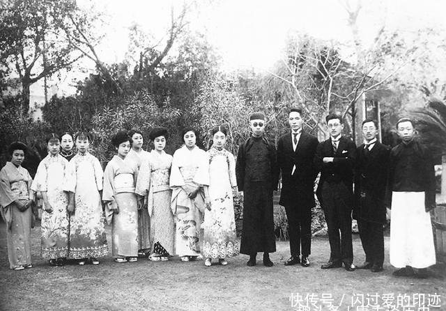 个个|溥仪与妹妹们的合影：妹妹们个个面容姣好，尽显皇室贵族气质