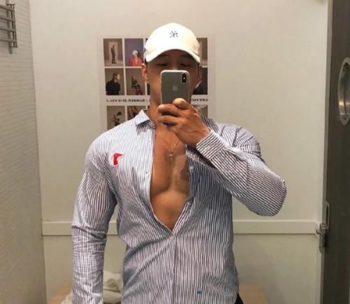 合照|大鼻子肌肉男因合照走红,大长腿腱子肉身材,一餐吃9个鸡蛋