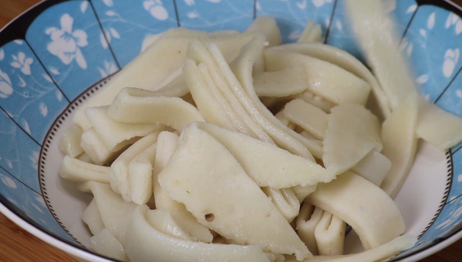 一碗面粉倒进滚烫开水中，瞬间变美味，好多人没吃过，高手在民间