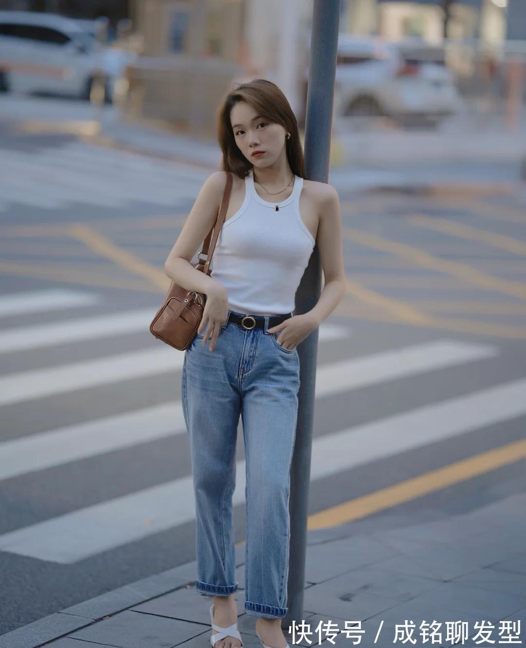 白色t恤|摆脱路人感！时尚博主十套极简风夏日穿搭，清新减龄又有品位