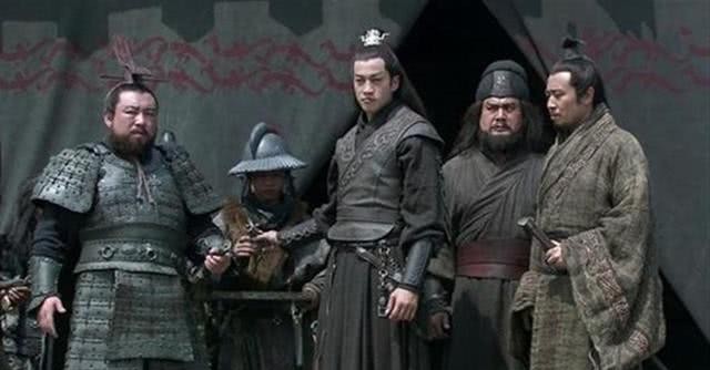 三国|三国时期，枭雄多如牛毛，陈宫为何偏偏选择吕布？