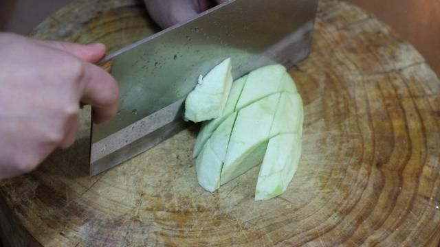 吃了20多年茄子,还是这种做法最好吃,油炸后蒜一拌,味道太好了