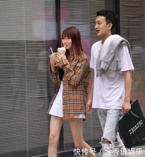 小姐姐穿运动范的紧身裤充满性感气息，十分的时尚优雅