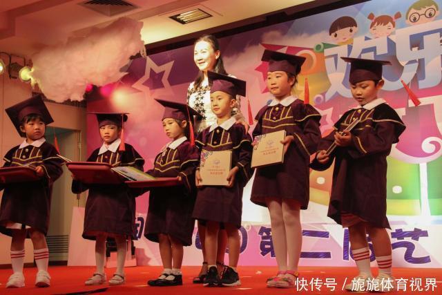 幼儿园毕业典礼“走红毯”盛行，网友：这年头爹妈有钱还得有颜