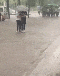 |搞笑GIF:这都能屹立不倒,真是水上漂中的水上漂啊