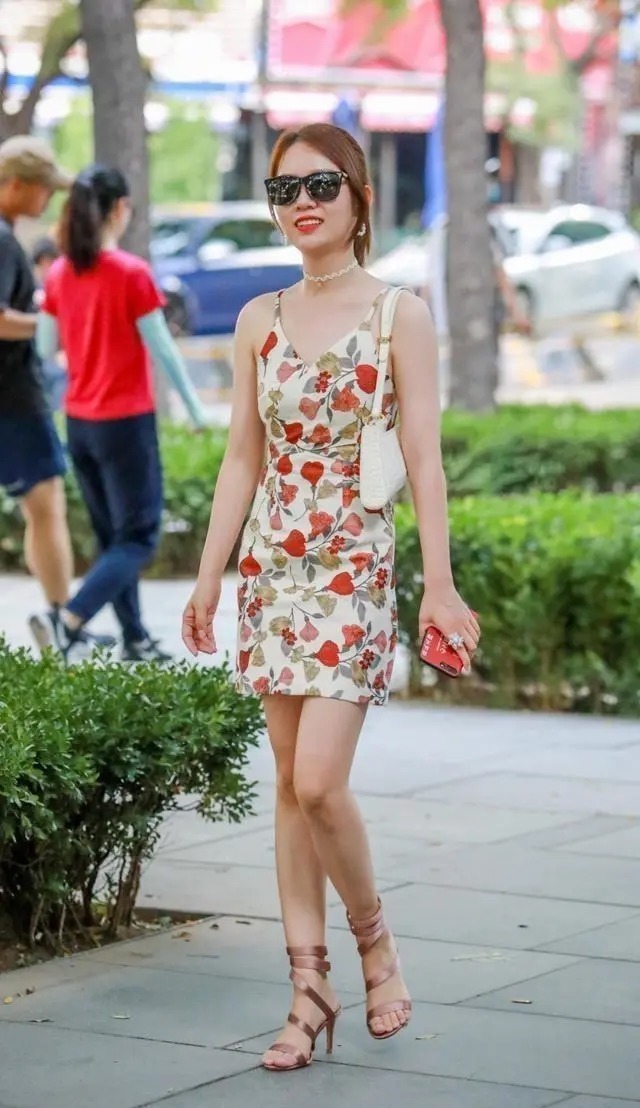 裙子|连衣裙的穿搭示范，裙子是个不错的选择