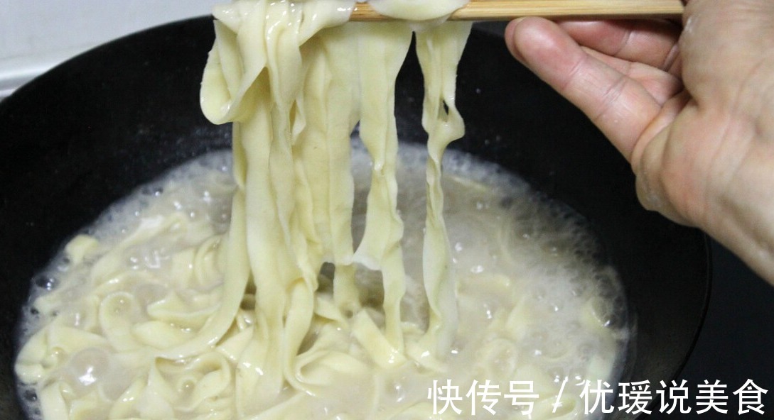 煮面条最忌水开下锅,面馆师傅一语道破,2步煮面劲道还爽滑