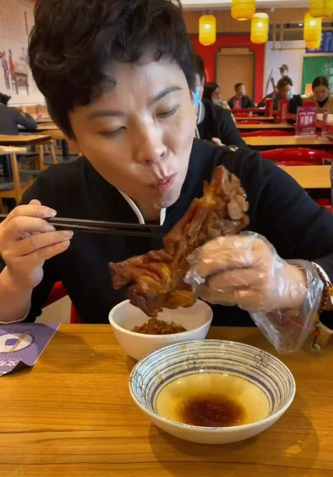 鸡爪|47岁邓亚萍太能吃,晚餐啃猪蹄和鸡爪,饭碗如“盆”一般大