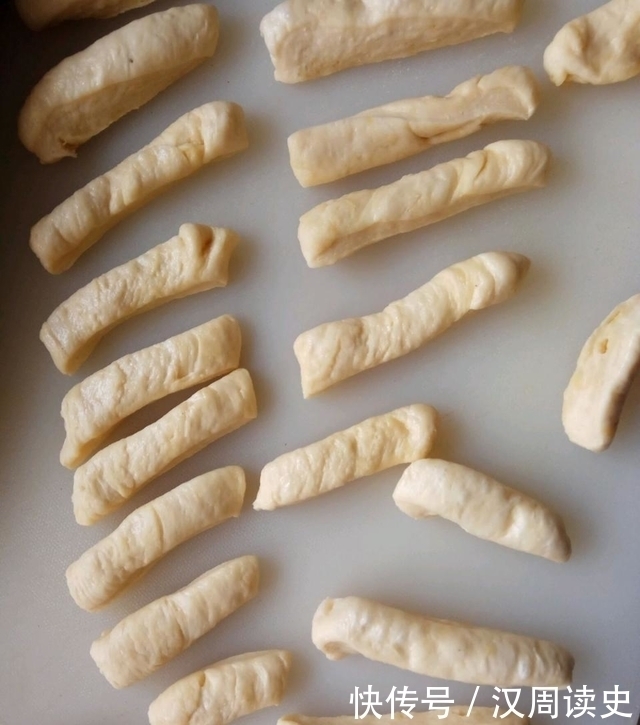 手把手教你做炸油条,做法简单零失误,金黄酥脆全家抢着吃!