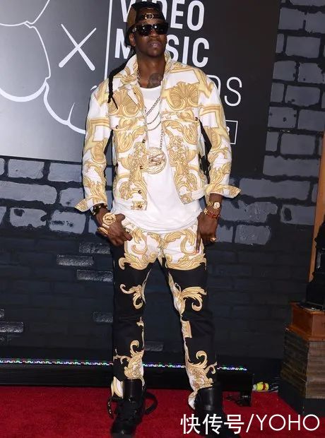 logo|土豪风,路人甲,暴发户?曾经的时尚黑洞Drake凭什么借着新联名咸鱼翻身?