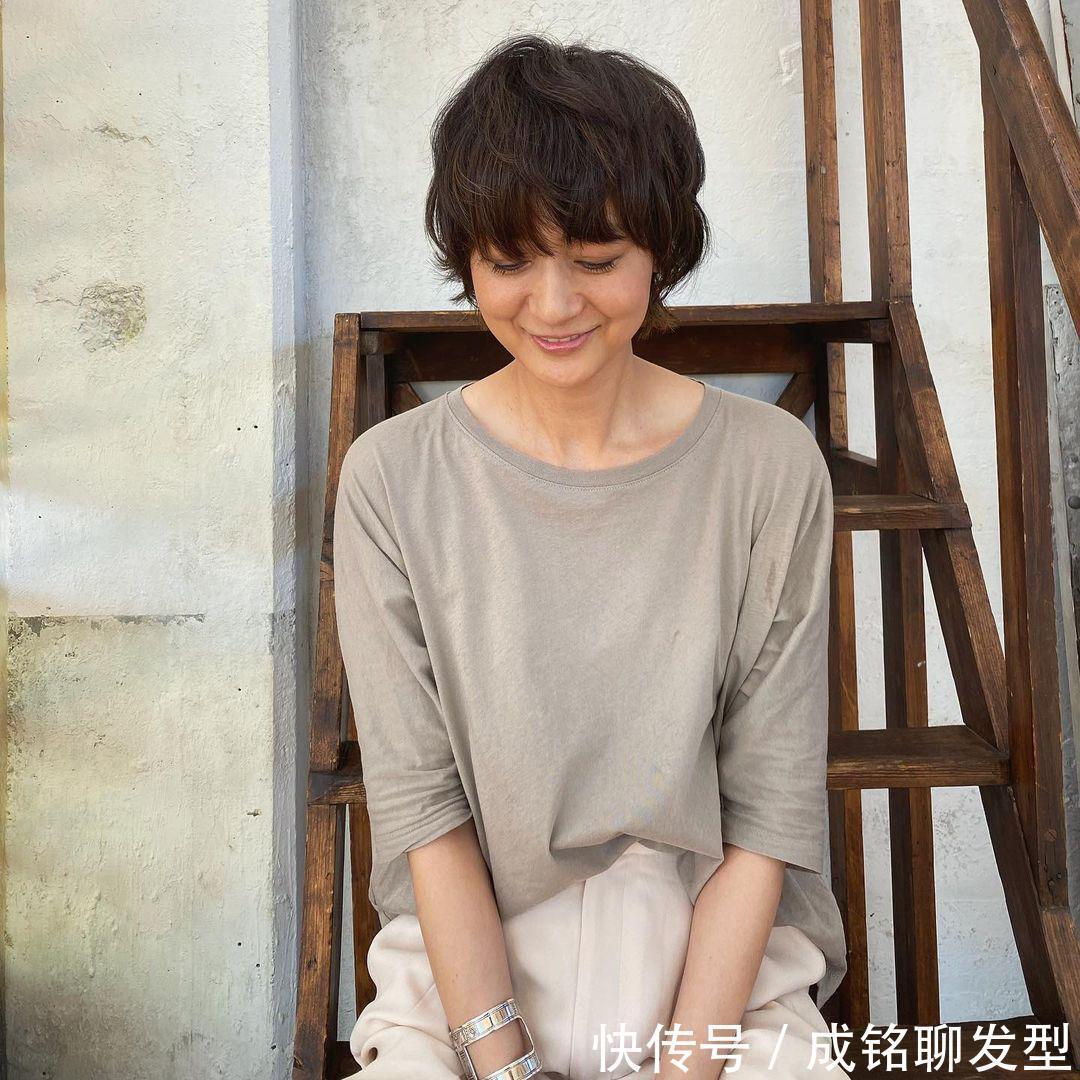 富冈佳子|50岁的女人,穿衣要懂得减龄搭配,日本穿搭博主的穿搭经都在这里