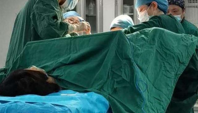 产妇|''那是在救你命'',27岁产妇遇上大出血,医生伸手找出血点反被骂